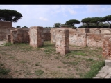 04418 ostia - regio i - insula xiv - terme del bagnino buticosus (i,xiv,8) - porticus - bli ri westen - ri raum 7 - nordseite - 09-2023.jpg